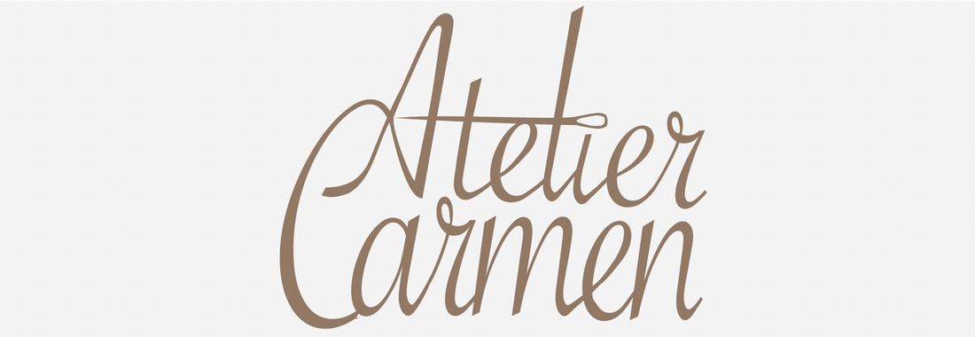 Logo Atelier Carmen Marron sur fond gris clair. Marque de vêtement féminins crées à partir de tissus vintage. 